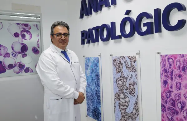 El superhéroe que cambió la capa por una bata