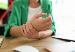 El costo oculto de cargar con mucho en el trabajo