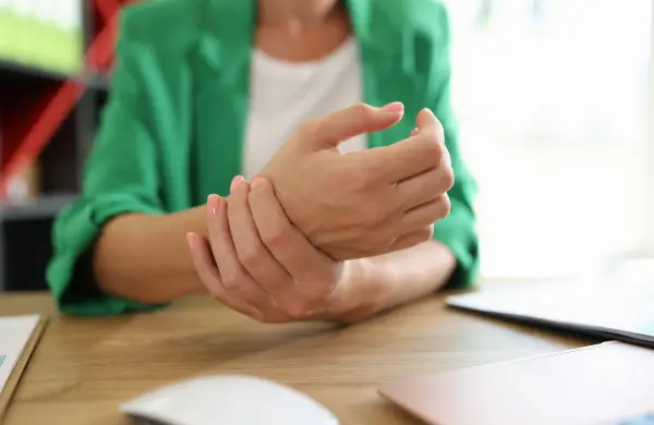 El costo oculto de cargar con mucho en el trabajo