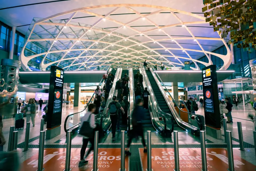 aeropuerto de ezeiza escaleras salidas navidad Imagen: Julian Bongiovanni
