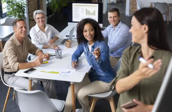 Cómo la inteligencia emocional puede preparar a los líderes para el futuro en la era de la IA