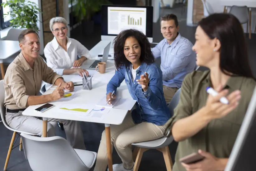 personas-que-utilizan-dispositivos-digitales-durante-una-reunion