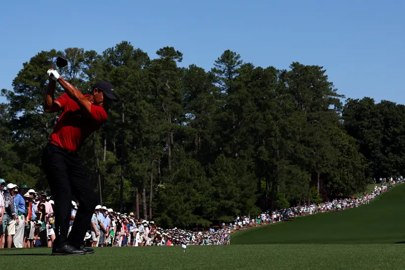 Tiger Woods, durante la ronda final del Masters 2024, en el tee del hoyo ocho del Augusta National Golf Club, en Augusta, Georgia.