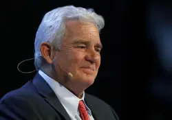 Quién es el multimillonario del petróleo que ahora busca construir su legado a través de una destilería de whisky