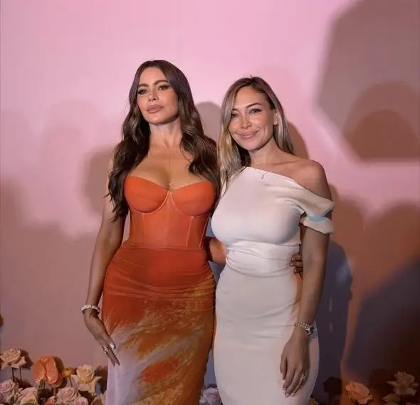 Kat Saenz con sofia vergara