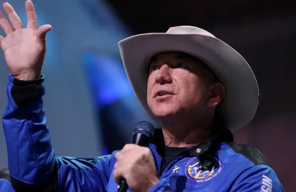 Blue Origin de Jeff Bezos anuncia TeraWave, un competidor para Starlink de Elon Musk