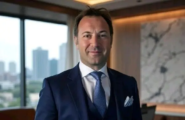 Empezó construyendo puentes en África y ahora diseña terminales de jets privados para la élite de Europa