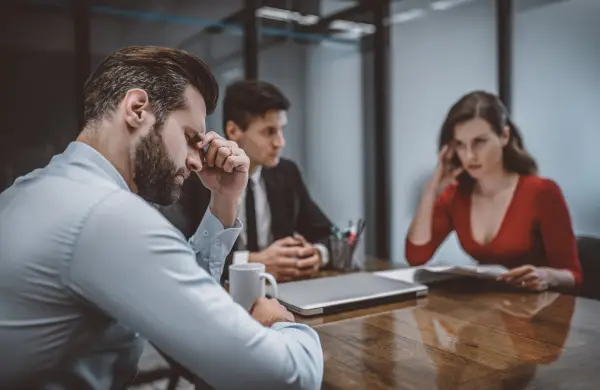 ¿Por qué la mayoría de las reuniones son actuaciones y no conversaciones reales?
