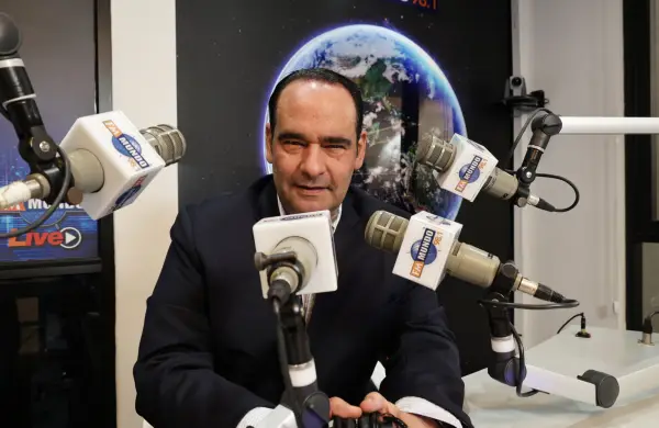 Micrófonos, cámaras y escenarios son su esencia 