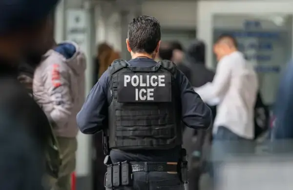 Palantir, AT&T y Deloitte tienen millonarios contratos con el ICE en Estados Unidos