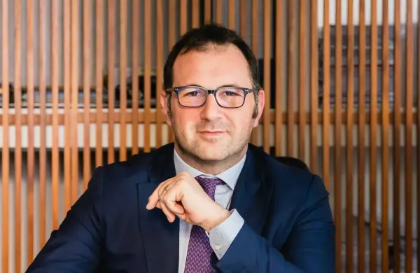 Perdió casi todo en Egipto, apostó por el petróleo en India y hoy quiere construir centros de datos en el espacio