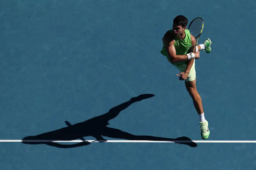 carlos alcaraz saque australia 2026