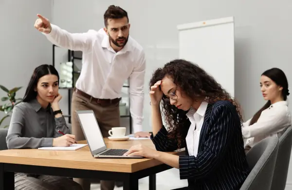 Los millennials están atrapados en el fuego cruzado de la falta de respeto en el trabajo