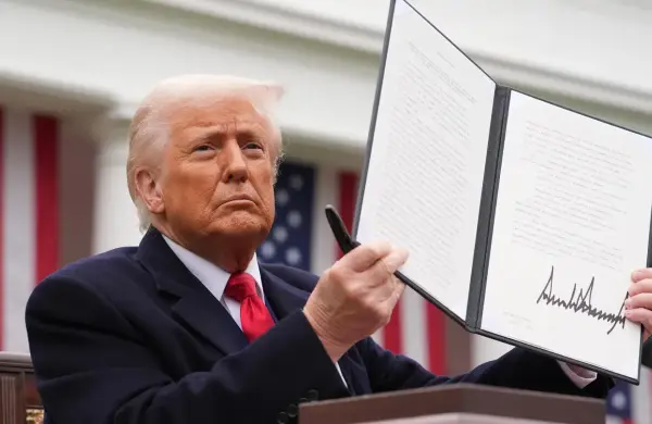 Trump eleva el arancel global al 15 % tras el revés de la Corte Suprema