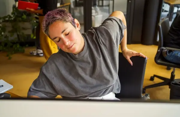 Cómo aplicar micro-mindfulness desde tu escritorio para mejorar el rendimiento