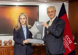 Juan Pablo Eljuri recibe un reconocimiento de la Cámara de Comercio de Quito