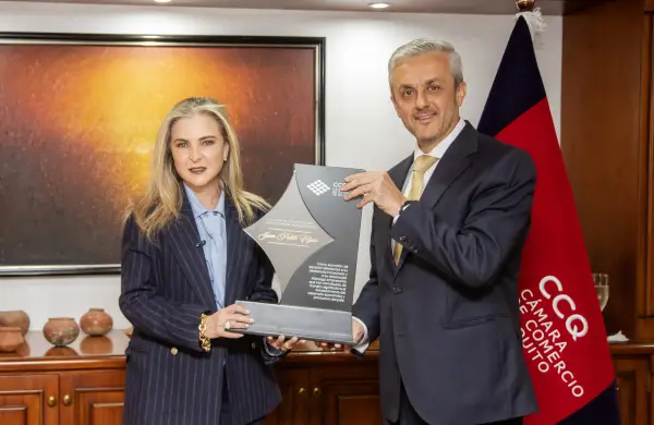 Juan Pablo Eljuri recibe un reconocimiento de la Cámara de Comercio de Quito