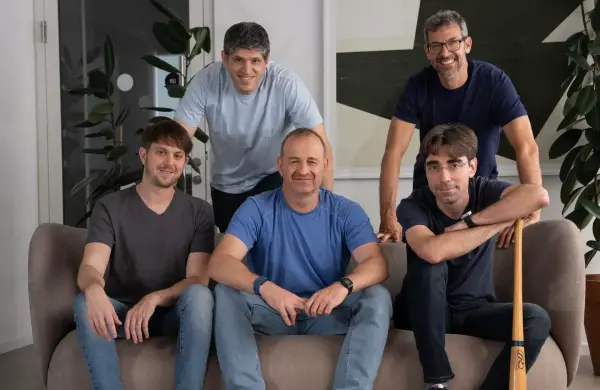 Entrenaron a la IA para hackear y ya lo hace mejor el 99% de las personas que la retaron