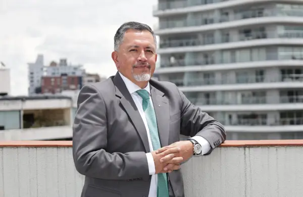 Él conoce las leyes de Competencia al revés y al derecho