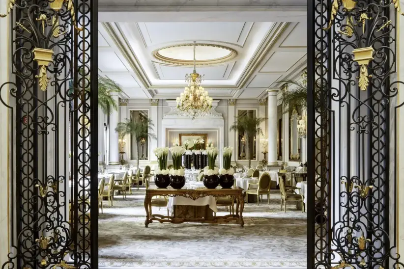 Dentro del famoso hotel Four Seasons George V se encuentra Le Cinq, galardonado con tres estrellas Michelin.