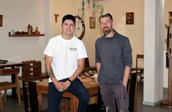 La vitrina de muebles que se tallan con un enfoque social