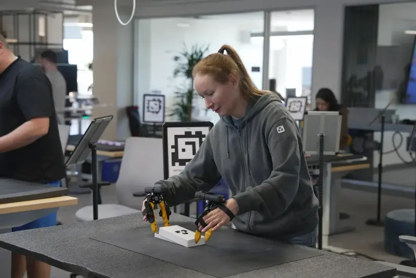 Un entrenador de robots utiliza las "manos de datos" para generar datos de entrenamiento para modelos de IA generalistas.