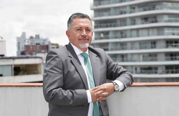 Él conoce las leyes de Competencia al revés y al derecho