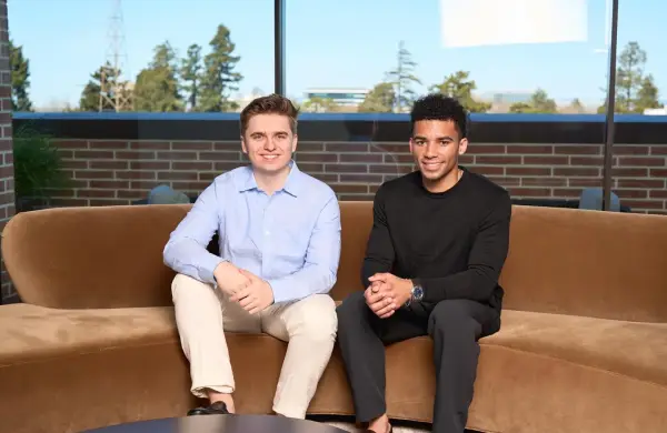 La startup de dos veinteañeros que encontró la mina de oro de la IA y ya factura US$ 100 millones