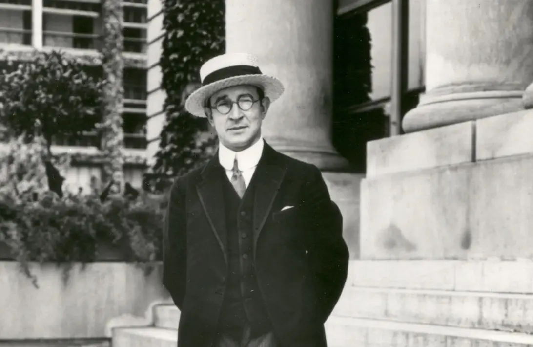 La historia del inmigrante que llegó sin trabajo a Nueva York y fundó la revista Forbes