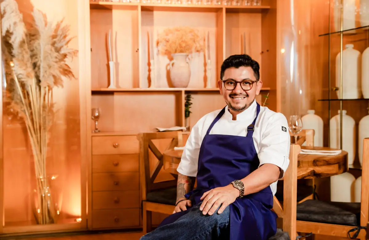 Pulpo, camarón y carne en un poêle à frire gourmet