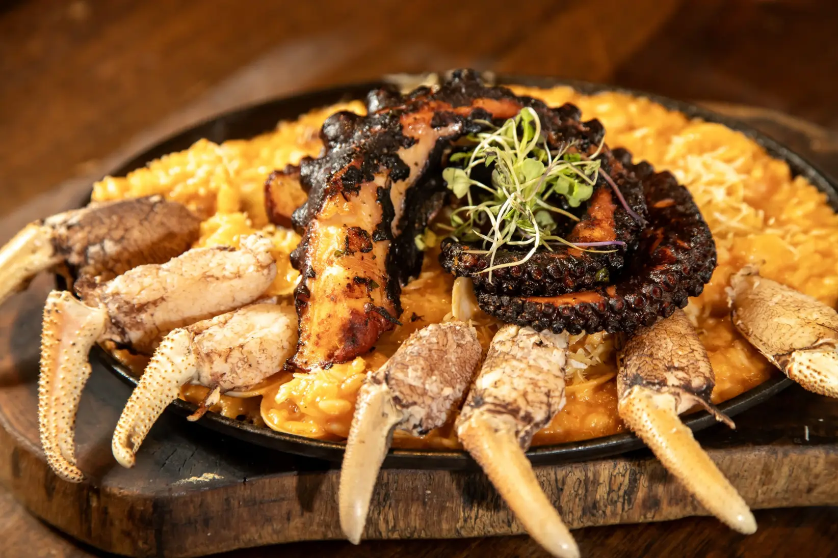Pulpo a la parrilla con risotto de mariscos