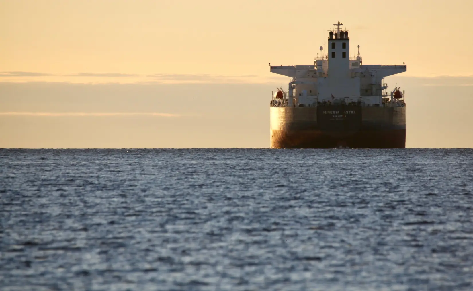 Irán afirma que el bloqueo de sus puertos tendrá consecuencias y el petróleo vuelve a subir 