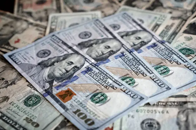 Primer plano de varios billetes de dólares estadounidenses que resaltan las finanzas y la economía. (Foto: Pexels)