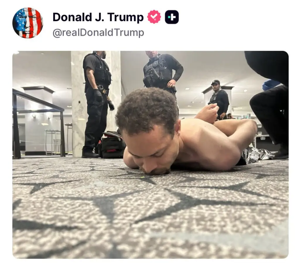 El posteo en la cuenta de del Presidente Donald Trump, el primero en presentar a Cole Tomas Allen, detenido, boca abajo en el suelo.