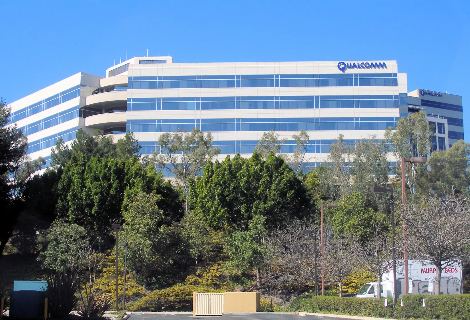 Edificio de Qualcomm (Foto: Coolcaesar at en.wikipedia, CC BY-SA 3.0 <https://creativecommons.org/licenses/by-sa/3.0>, via Wikimedia Commons).