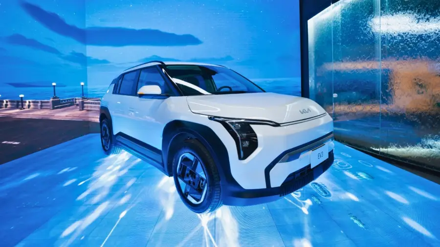 Frickson Erazo, ganador de MasterChef Celebrity 2026, y José Antonio Errazuriz, Gerente General de Kia Ecuador.