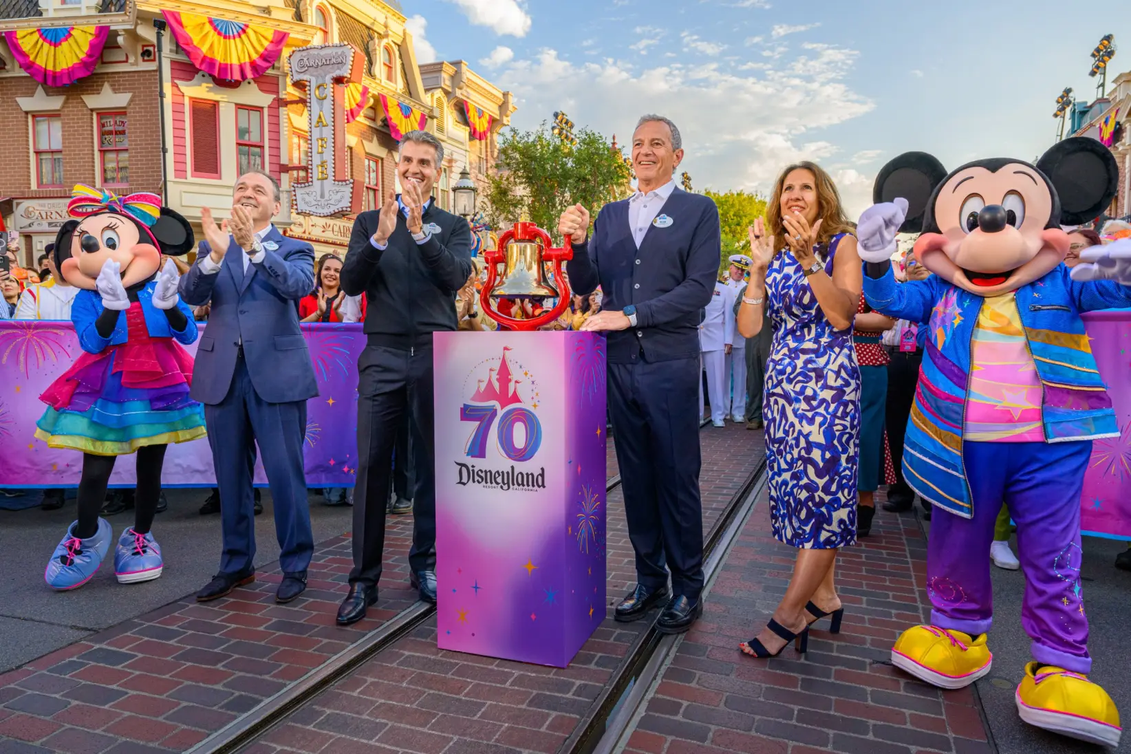 Josh D'Amaro y Bob Iger, (Photo by Handout/Getty Images)