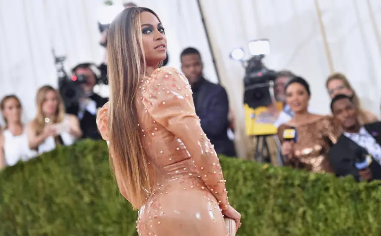 Beyoncé regresa a la Met Gala 10 años después (Photo by Mike Coppola/Getty Images for People.com, 2016)