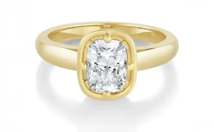 Anillo de compromiso de diamantes con engaste de bisel y garras de Marrow Fine.