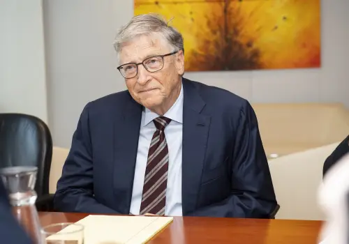 La nueva obsesión de Bill Gates: combatir la desnutrición con bacterias y la startup que podría lograrlo