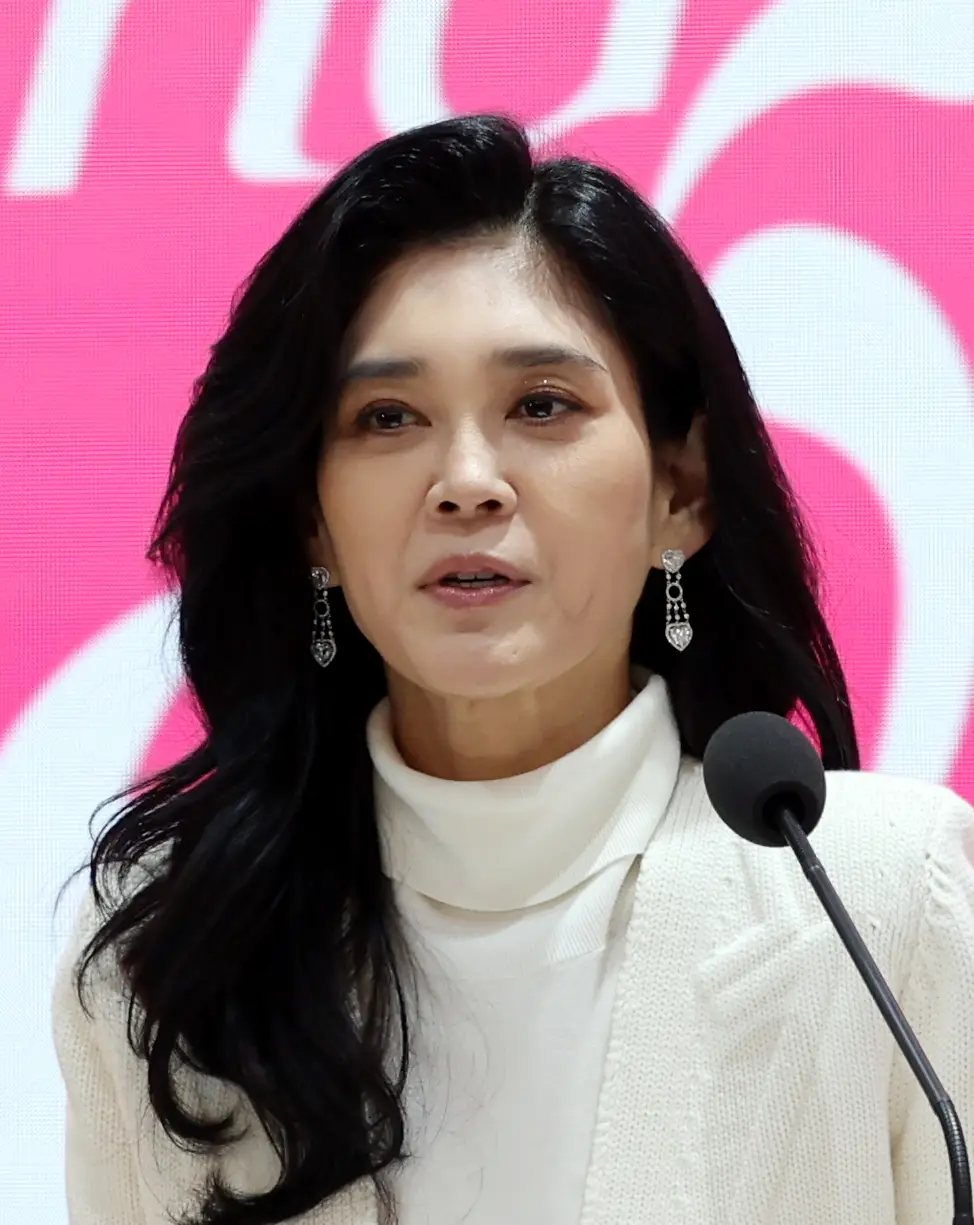 SE PUEDE USAR/Lee Boo-jin (Foto: Republic of Korea, CC BY-SA 2.0 <https://creativecommons.org/licenses/by-sa/2.0>, via Wikimedia Commons).