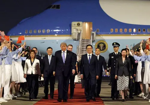 Trump aterriza en China para una reunión crucial con Xi Jinping