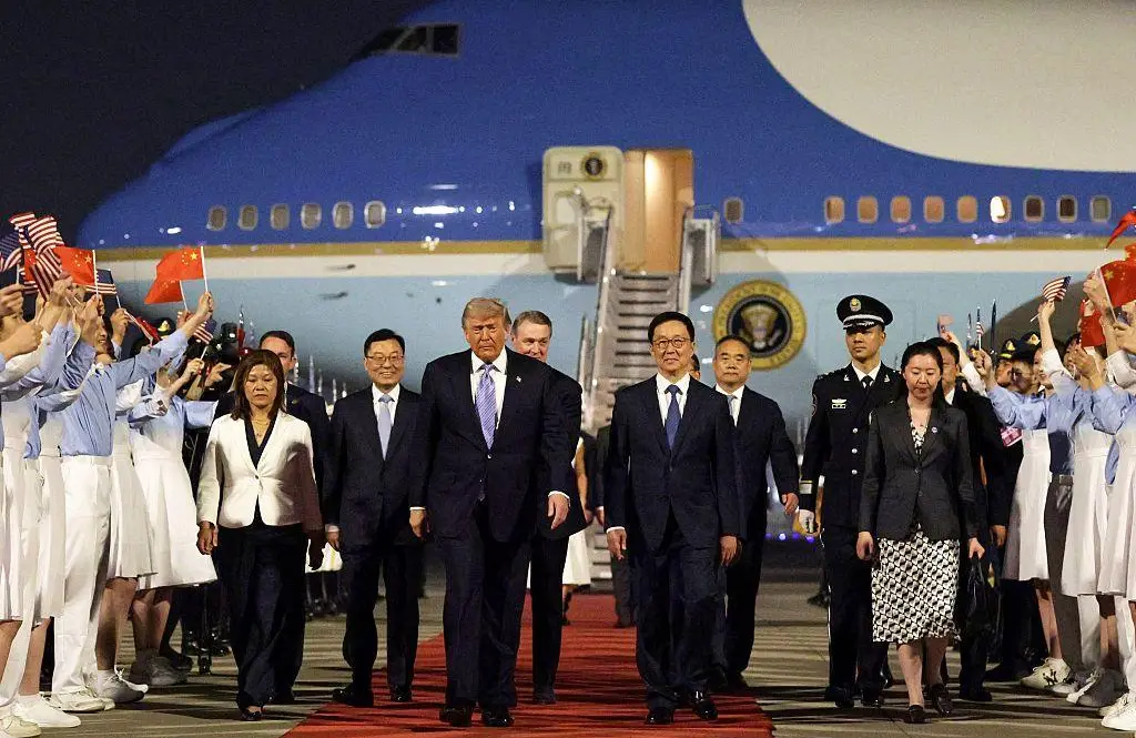 Trump aterriza en China para una reunión crucial con Xi Jinping