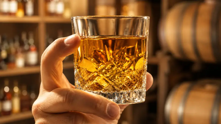 SE PUEDE USAR/Vaso de Whisky (Foto: Ilustración creada con IA)
