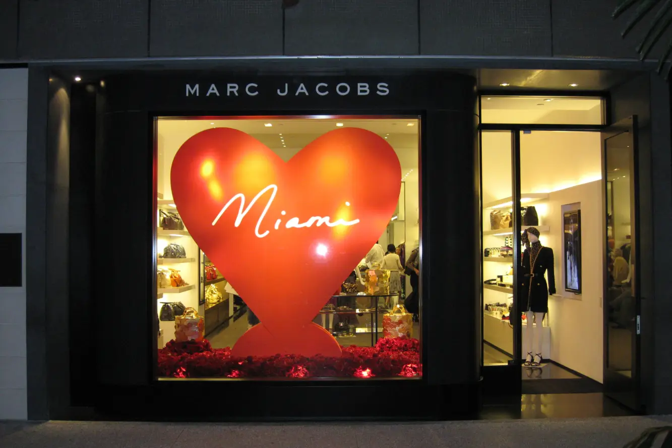 Tienda Marc Jacobs - SE PUEDE USAR - (Foto: Achim Hepp, CC BY-SA 2.0 <https://creativecommons.org/licenses/by-sa/2.0>, via Wikimedia Commons)