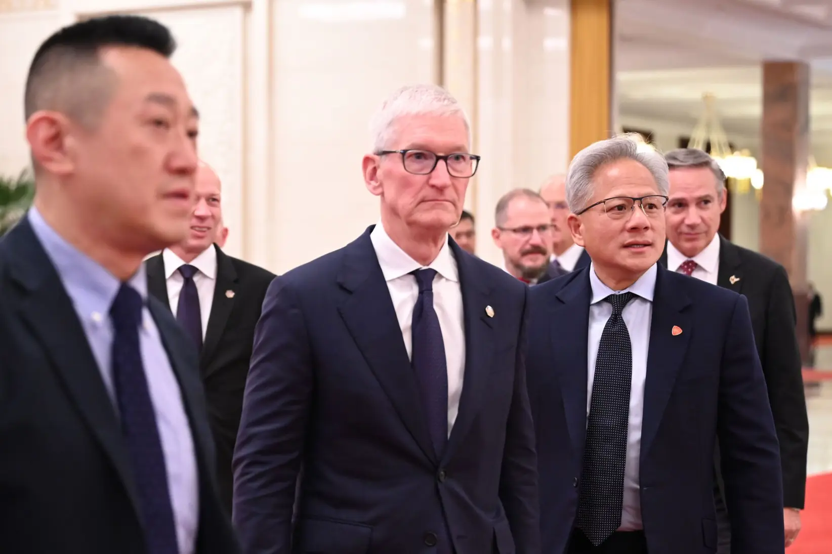 El CEO de Nvidia junto a Tim Cook en el viaje a China (Foto por Johannes Neudecker/picture alliance via Getty Images)