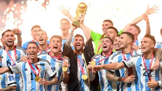 NO VOLVER A USAR/Lionel Messi de Argentina levanta el trofeo de campeón de la Copa Mundial de la FIFA Qatar 2022 tras la final.