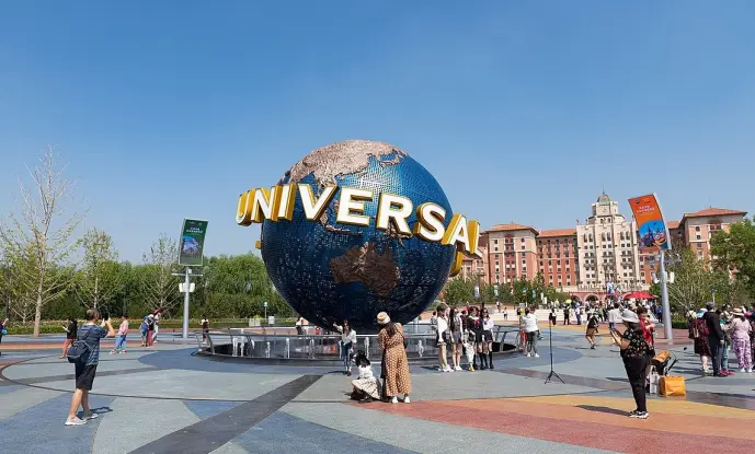 SE PUEDE USAR/Universal (Foto: universal_studios_beijing_globe_square_(20210907121340).