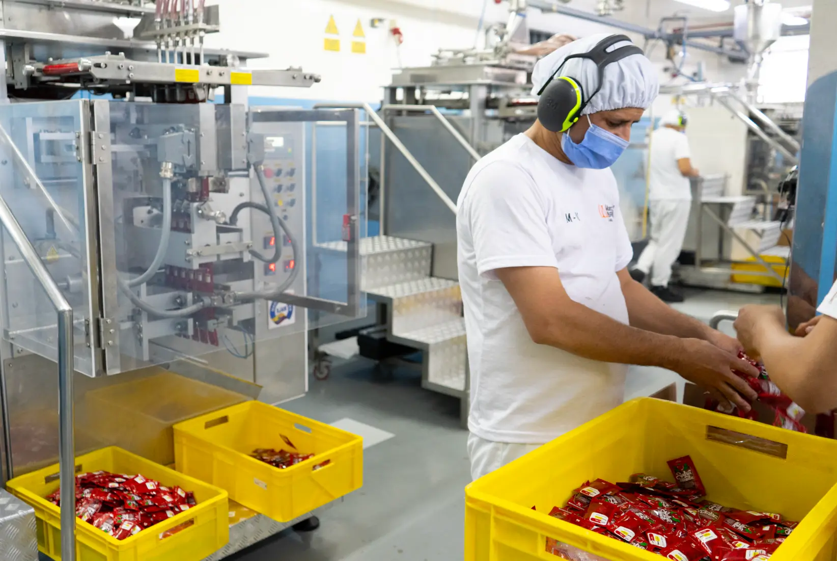 En la fábrica de Marcello's, personal en la planta de producción