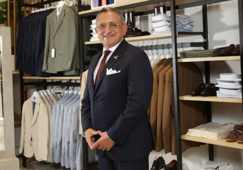 Máquinas y robots para confeccionar 1.000 trajes al año